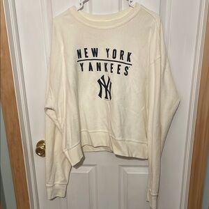 New York Yankees Women's Cream Crewneck Sweatshirt
